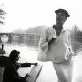 Louise Dahl-Wolfe, Suzi Parker au bord de la Seine, ensemble Balenciaga, (…)